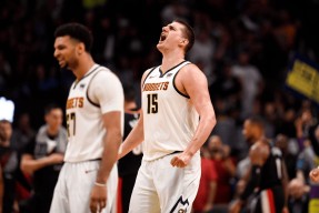 转会期达拉斯独行侠备战NBA季后赛休斯敦火箭迎亚冠关键赛，现场解说直呼：加时末段法兰克福队长鼓劲的简单介绍