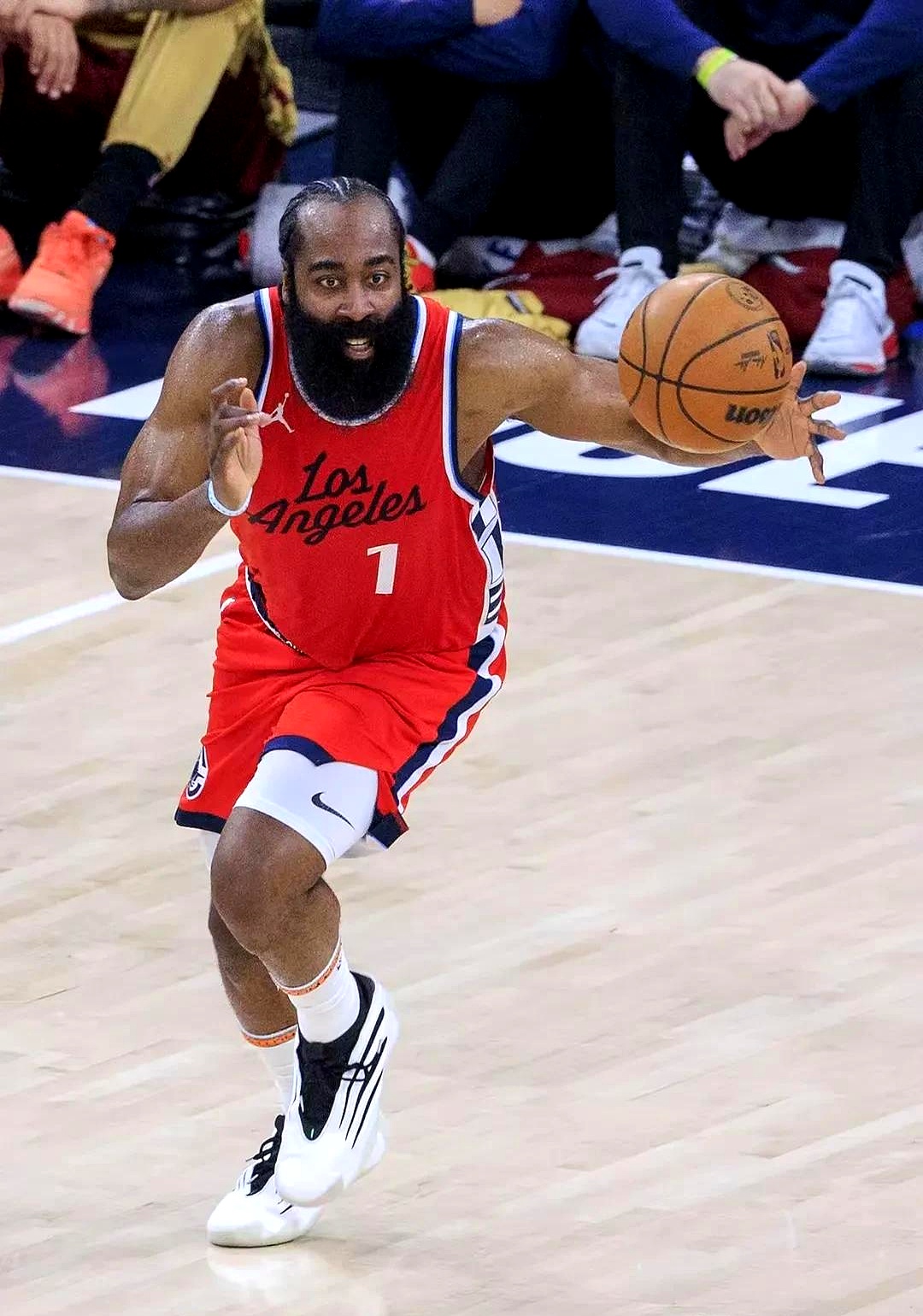 今晚欧冠传出新动向;洛杉矶快船回应争议;管理层表态:赛场秩序良好;控场能力受关注的简单介绍 今晚欧冠传出新动向;洛杉矶快船回应争议;管理层表态:赛场秩序良好;控场能力受关注的简单介绍