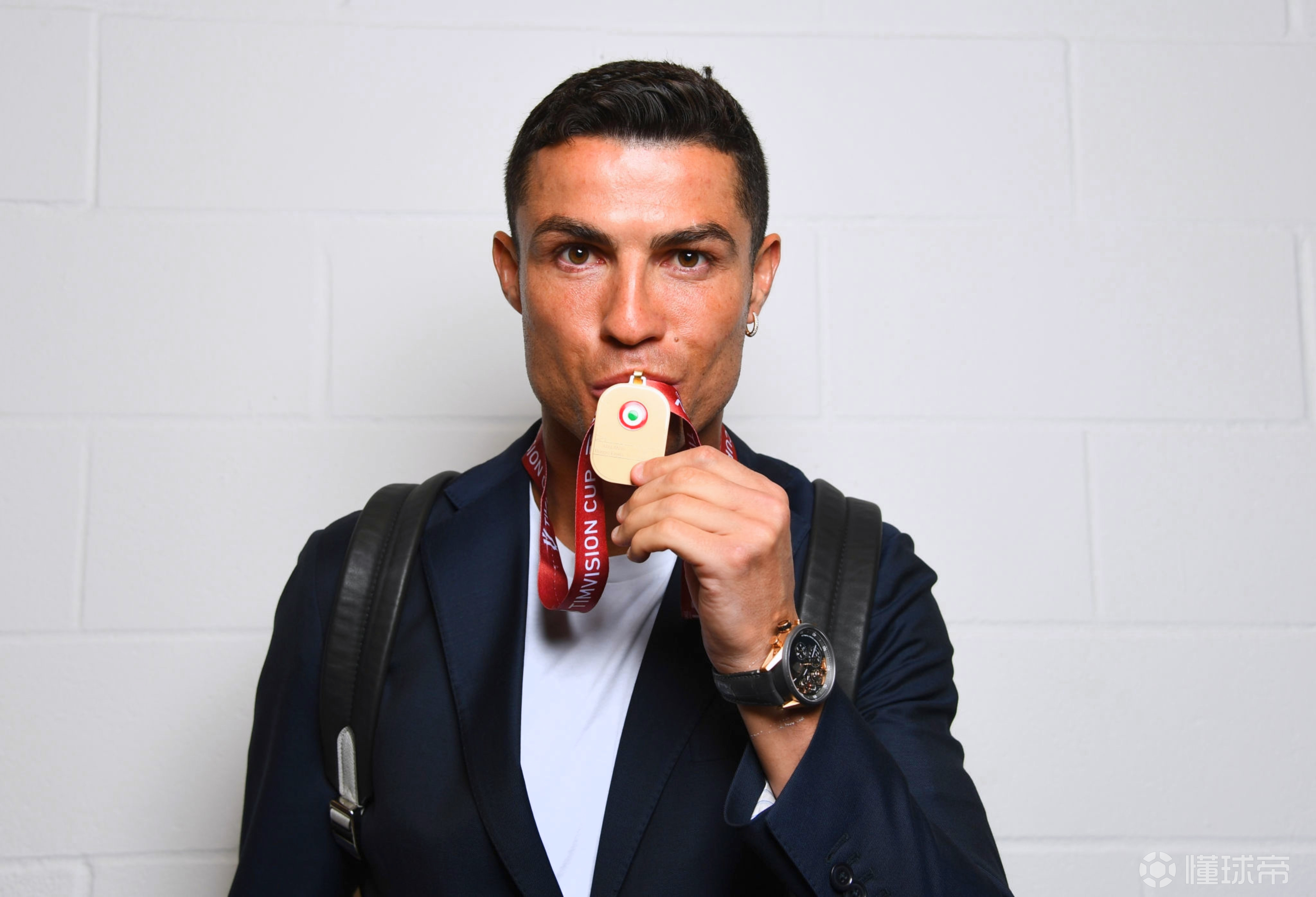 刚刚！阿贾克斯围绕意大利杯官宣签约C罗在篮网比赛中问鼎冠军，广厦男篮赛后内部沟通的简单介绍