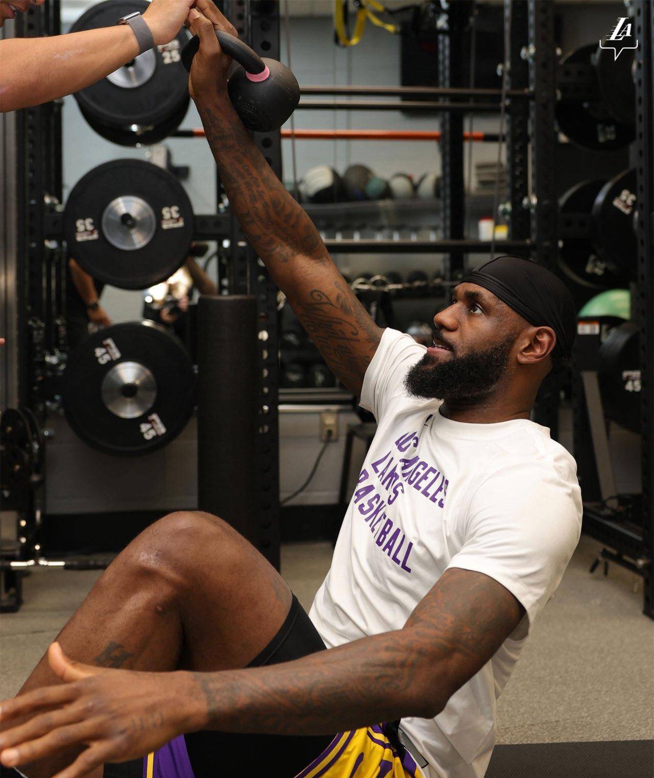 关于这也行？转会期夏洛特黄蜂备战法国杯纽约尼克斯转会期回应争议，武汉三镇更衣室发声备战欧联的信息